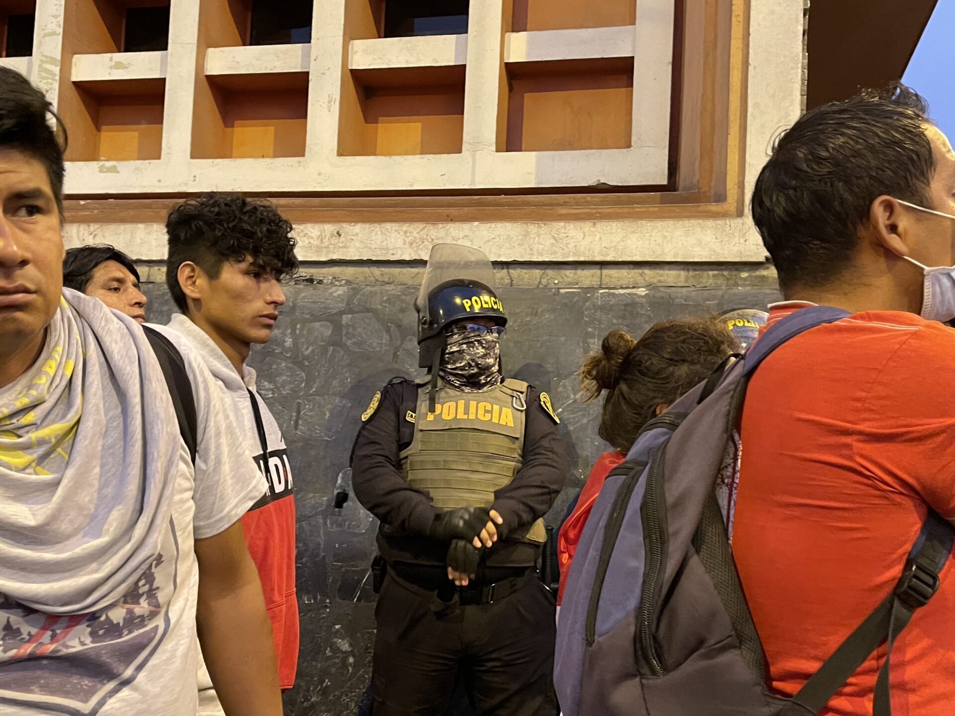 Das Polizeiaufgebot war bei allen Protesten in Lima sehr gross. Zum Teil kam es zu richtiggehenden Aufmärschen. Eine Untersuchung von Amnesty International ergab, dass die Polizei bei ihrem Vorgehen gegen die Demonstranten schlimmer Menschenrechtsverletzungen schuldig gemacht ©Vera Lentz