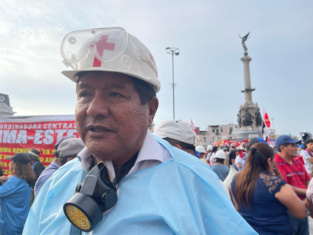 Der 52-jährige Luis Farias, Krankenpfleger im staatlichen Maria Auxiliadora-Hospital in Lima, hat sich an seinen freien Tagen als Sanitäter für die Demonstranten zur Verfügung gestellt. In seiner Sanitätstasche hat er Essig gegen Tränengas. ©Vera Lentz